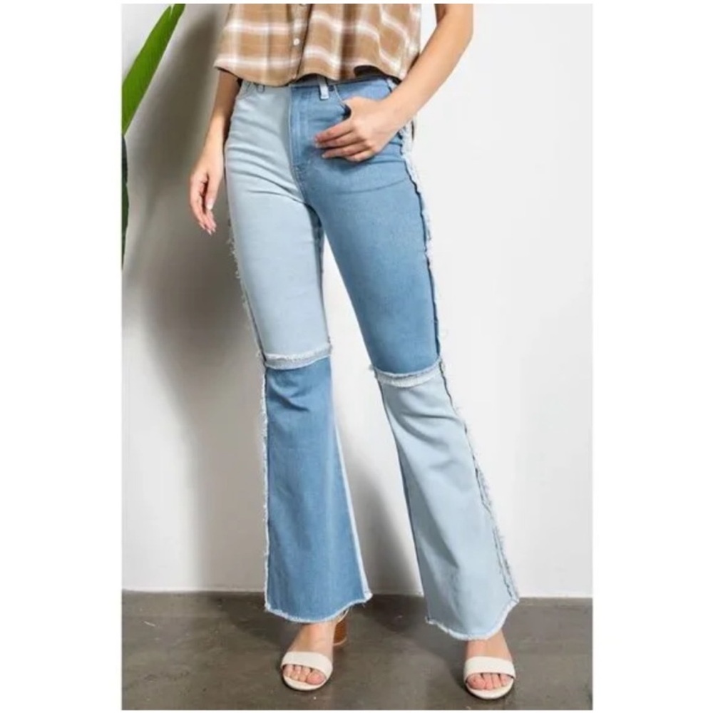 Easel Mixed Denim Flare Jeans |
Light Wash
NWT 
$78 Size: Large 
BOUTIQUE